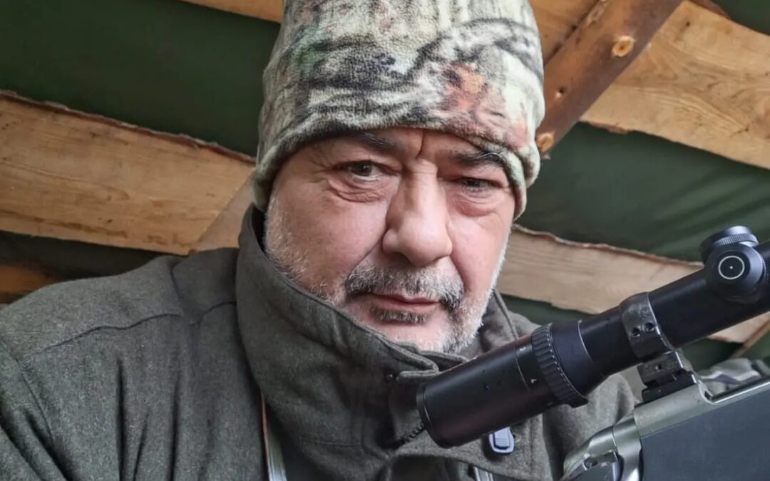 Fiocchi (FdI) imbraccia un fucile nel manifesto di un evento elettorale