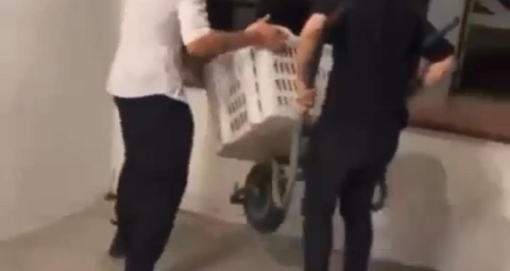 capretta di anagni dentro la carriola mentre viene gettata da una finestra